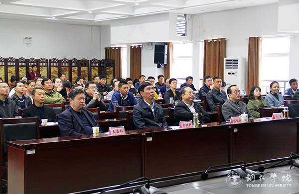 2bat365官网教师在行政楼会议室集中收看十九大开幕会直播.jpg