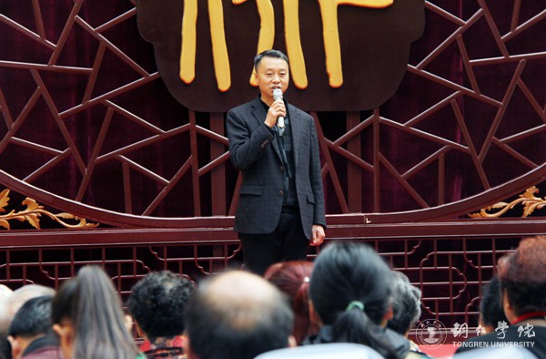 2、bat365在线中国登录入口党委组织部部长张成勇代表学校对向全体退休老同志致以诚挚的问候和衷心的祝福.JPG