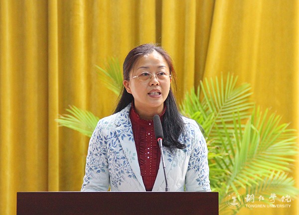 3bat365官网发展规划处处长罗静主持讲座.jpg