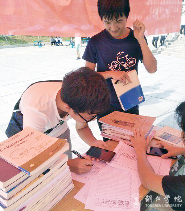 bat365官网图书馆开展2017届毕业生捐书活动