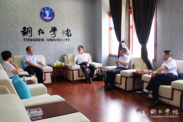 1bat365官网校长侯长林、副校长罗红芳与贵州大学副校长金道超一行进行交流.jpg