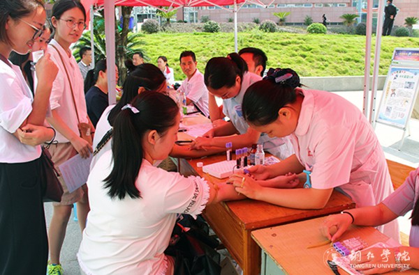 bat365官网学生在进行干细胞采集.jpg