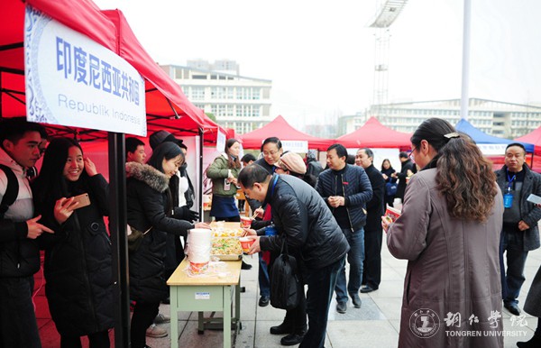 18、体验了bat365官网的国际文化美食节.JPG
