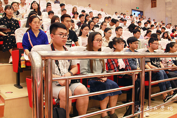 bat365官网师生参加全市先进典型助力脱贫攻坚暨市委中心组学习宣讲报告会
