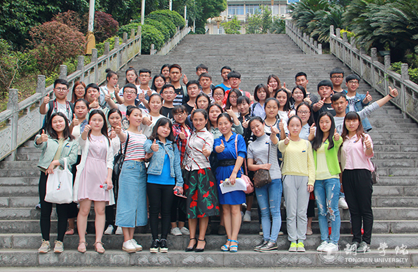 bat365官网师生参加全市先进典型助力脱贫攻坚暨市委中心组学习宣讲报告会