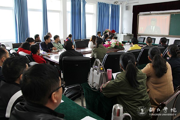 8bat365官网经济管理学院教师集中收看十九大开幕会直播.jpg