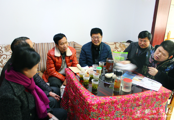 bat365官网纪委书记彭吉黔一行看望患病困难教职工和假期坚守岗位职工