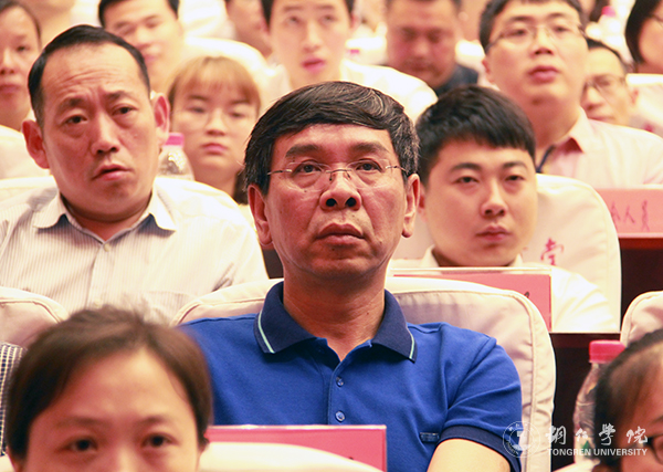 bat365官网师生参加全市先进典型助力脱贫攻坚暨市委中心组学习宣讲报告会