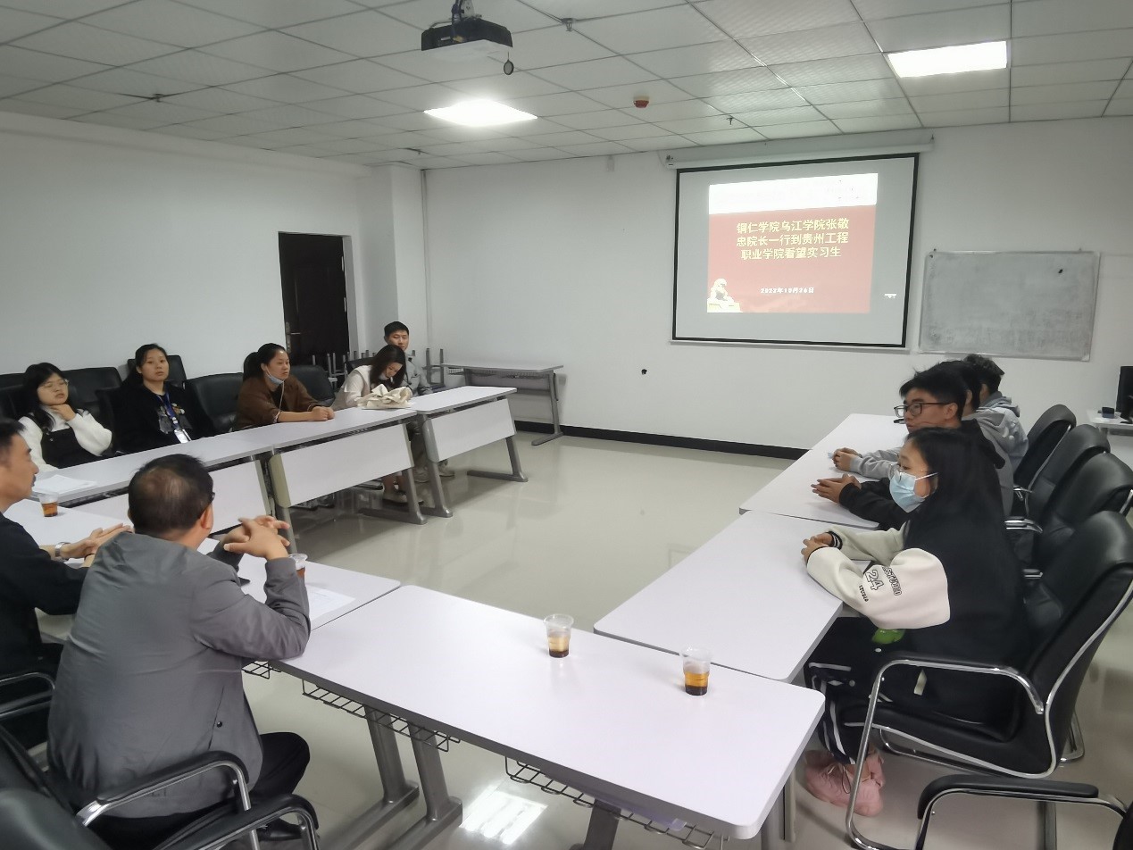 bat365在线中国登录入口乌江学院张敬忠院长一行到各学校看望实习生