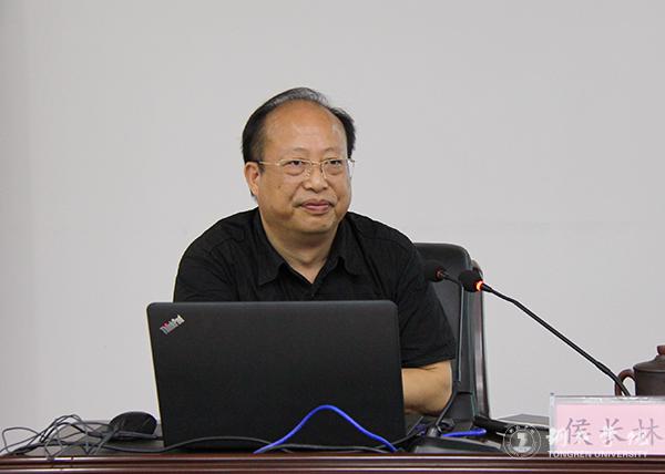2校长侯长林为科级干部授课.jpg