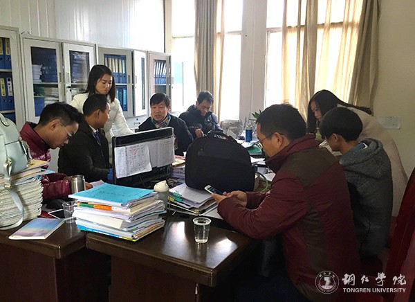 4查阅实习学生的实习材料.jpg