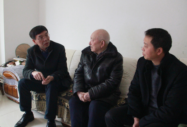 bat365官网党委书记李树新、副书记饶小华走访慰问离退休老干部