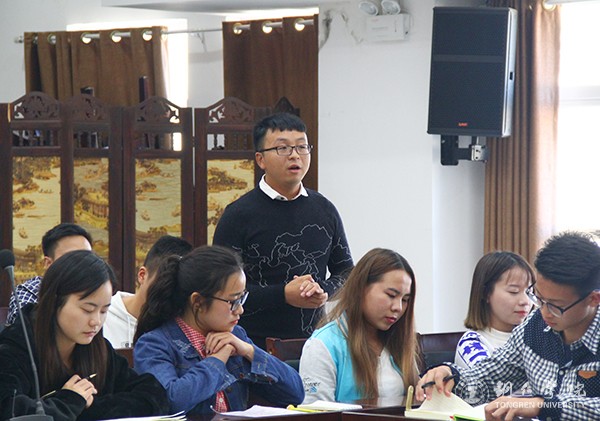 4与青年学生现场交流.jpg